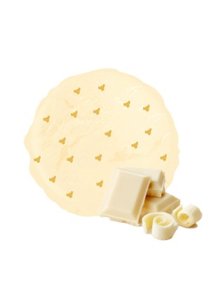 Une crème glacée au chocolat blanc avec des morceaux